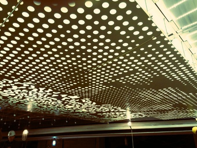Panneaux de plafond en aluminium extérieurs de texture en bois de l'alliage 5052, panneaux de plafond suspendu
