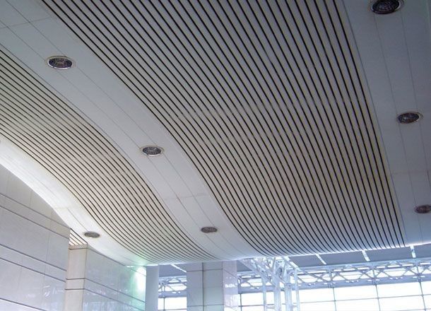 Panneaux de plafond en aluminium de plaine d'agrafe de cloison de plat de bande en métal pour la station de métro de souterrain